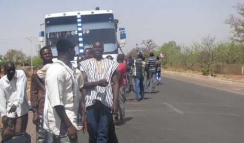 Photo/Lefaso.net De nombreux passegers se sont vus refuser la sortie ou l'accès à la capitale, Ouagadougou